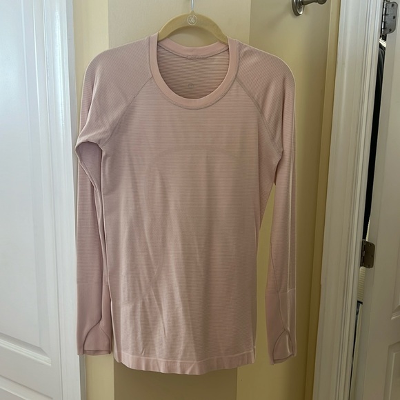 Like New lululemon swiftly tech - Picture 2 of 6